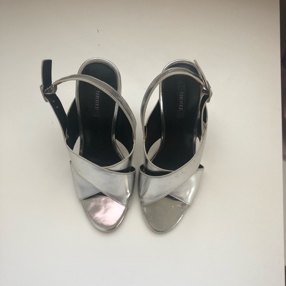 Silver metallic heels - Picture 2 of 3